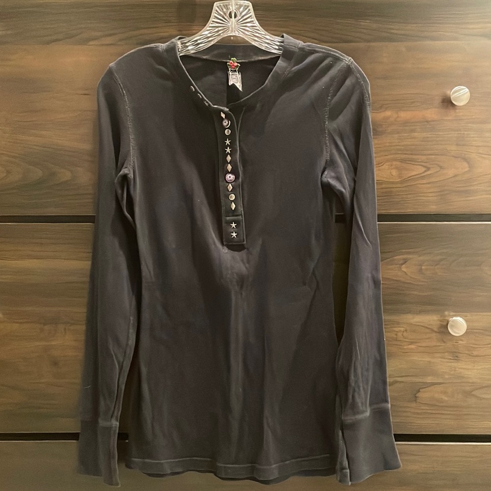 Long sleeve tee. Black. Small